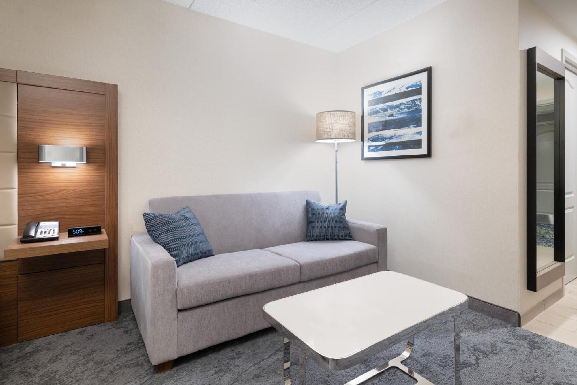 Holiday Inn Express & Suites Boston - Cambridge By Ihg Екстериор снимка